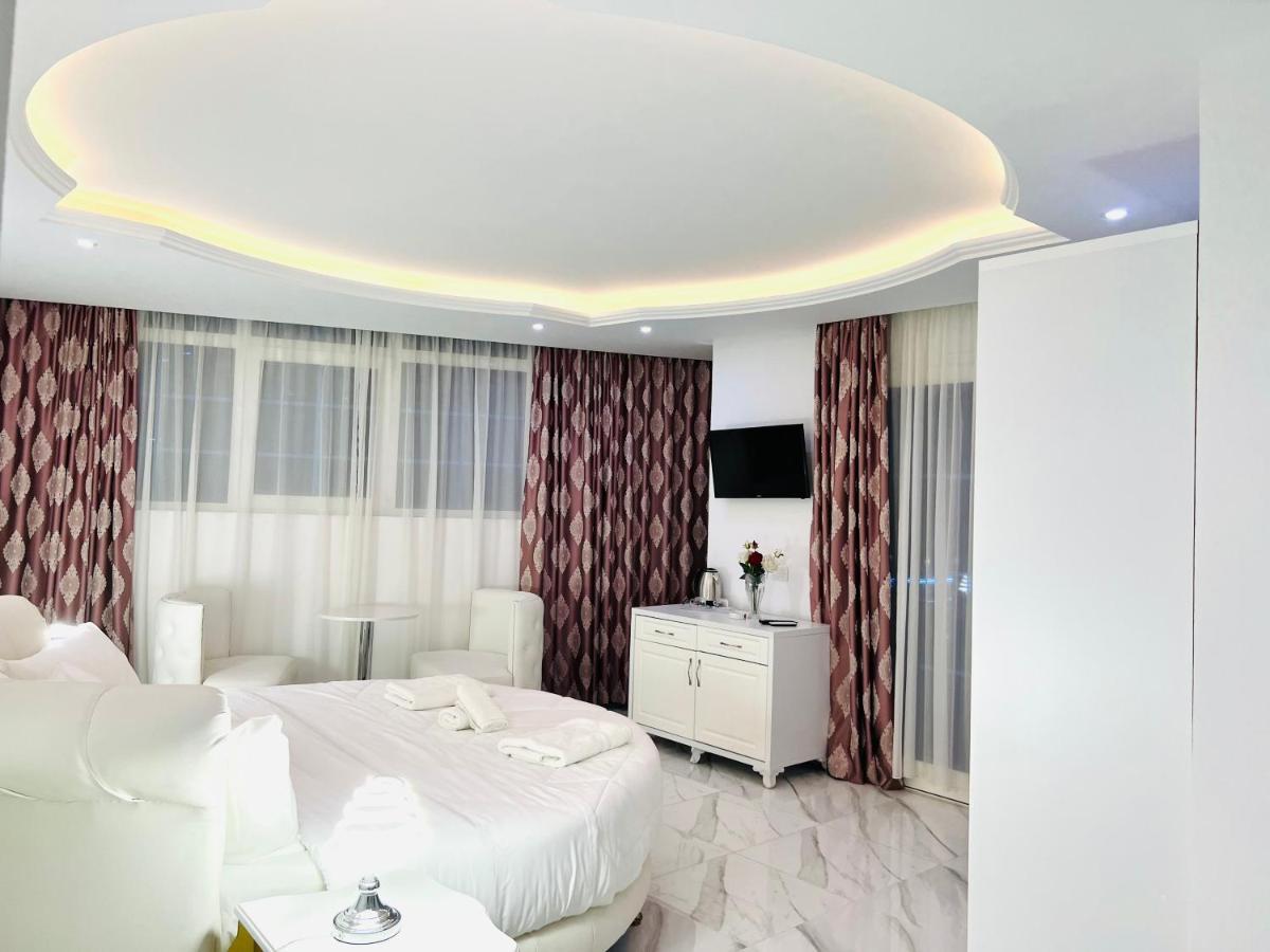 Ujvara Hotel Golem  Extérieur photo