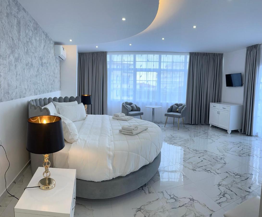 Ujvara Hotel Golem  Extérieur photo