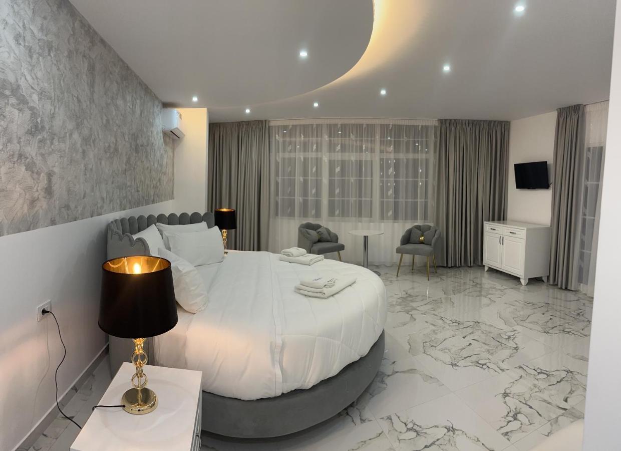 Ujvara Hotel Golem  Extérieur photo