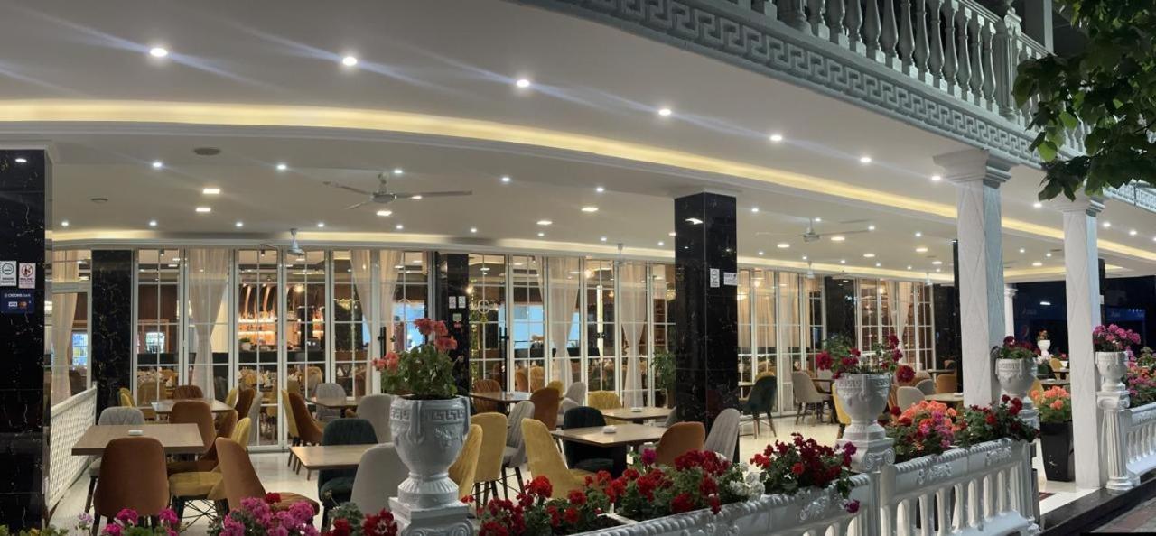 Ujvara Hotel Golem  Extérieur photo